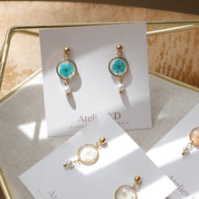 Charger l'image dans la galerie, Boucles d'oreilles Perla - spirées bleues - petit rond 12mm