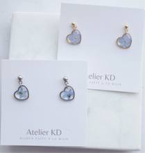 Cargar imagen en el visor de la galería, Boucles d’oreilles Mia - fleurs de myosotis - coeur (petit 12mm)