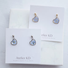 Cargar imagen en el visor de la galería, Boucles d’oreilles Mia - fleurs de myosotis - coeur (petit 12mm)