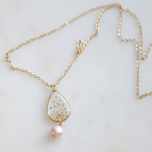 Cargar imagen en el visor de la galería, Collar perla - gota de flores silvestres (mediano)