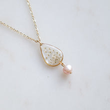 Cargar imagen en el visor de la galería, Collar perla - gota de flores silvestres (mediano)