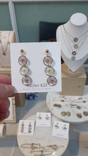 Charger et lire la vidéo dans la visionneuse de la Galerie, Boucles d’oreilles trio sofia lila et blanc - rond