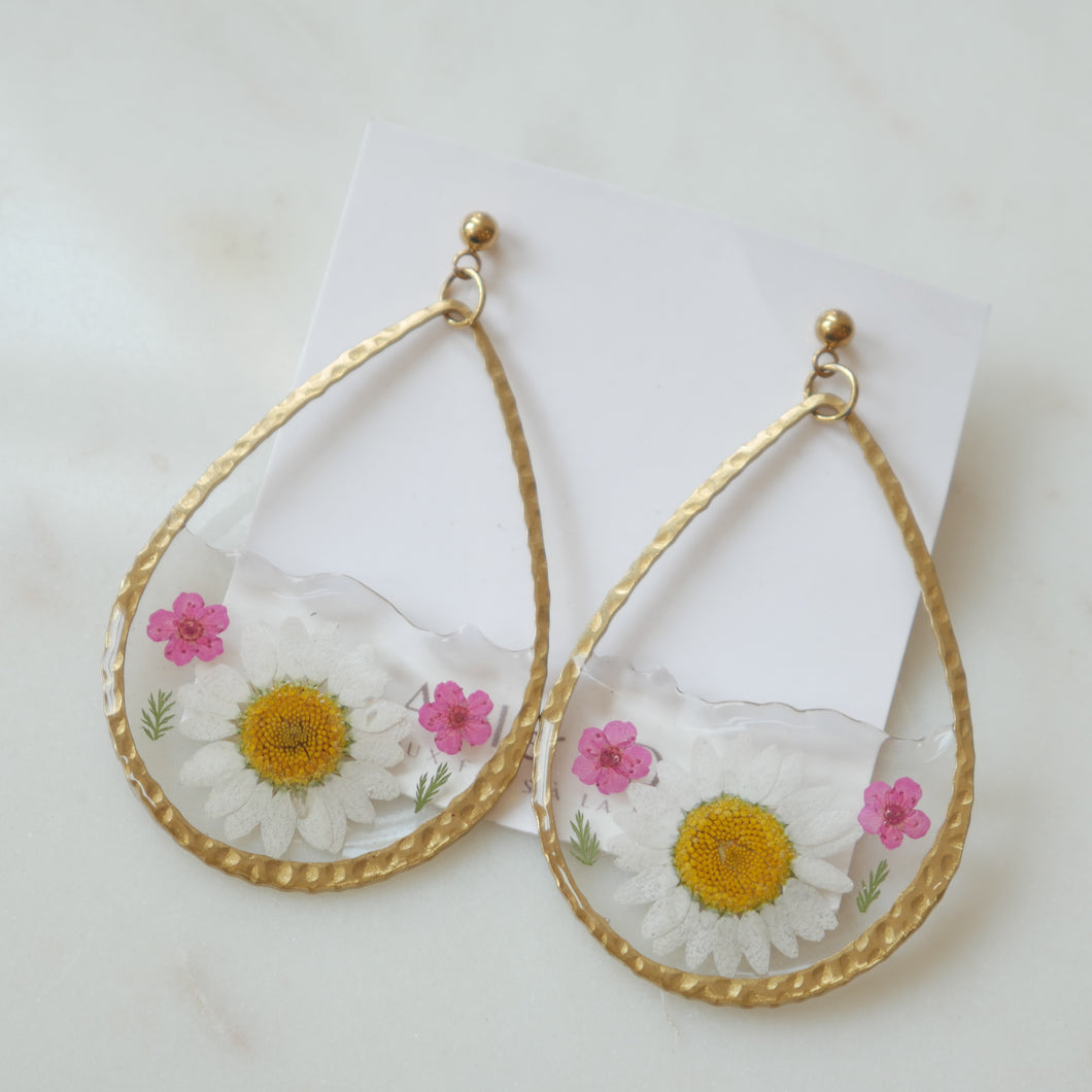 Boucles d'oreilles Odile - marguerite et spirées roses + Goûte géante