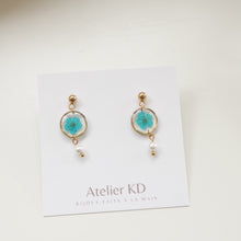 Load image into Gallery viewer, Boucles d&#39;oreilles Perla - spirées bleues - petit rond 12mm
