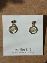 Load image into Gallery viewer, Boucles d&#39;oreilles Gigi blanc - rond (petit 10mm)
