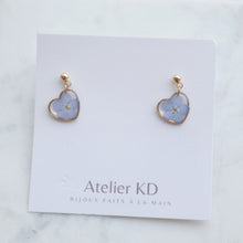 Load image into Gallery viewer, Boucles d’oreilles Mia - fleurs de myosotis - coeur (petit 12mm)
