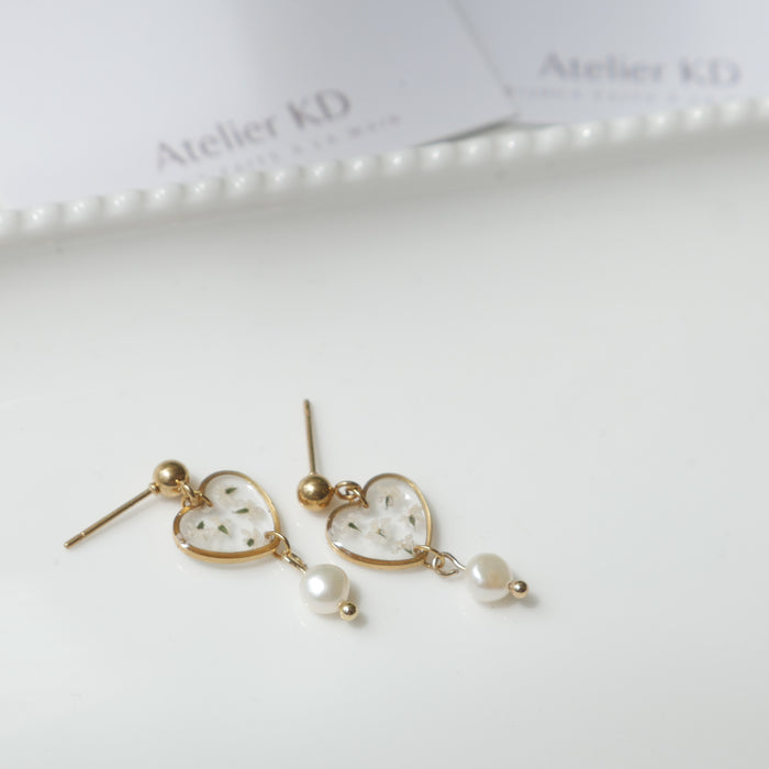 Perla earrings - white carrot flowers - small heart