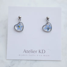 Load image into Gallery viewer, Boucles d’oreilles Mia - fleurs de myosotis - coeur (petit 12mm)
