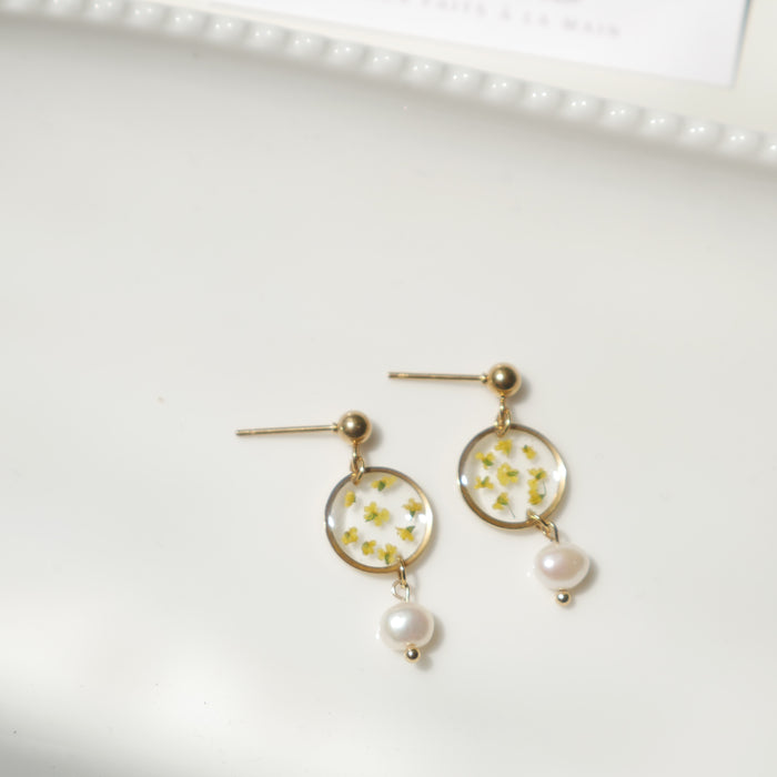 Perla earrings - yellow carrot flowers - small round