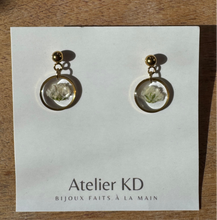 Load image into Gallery viewer, Boucles d&#39;oreilles Gigi blanc - rond (petit 10mm)
