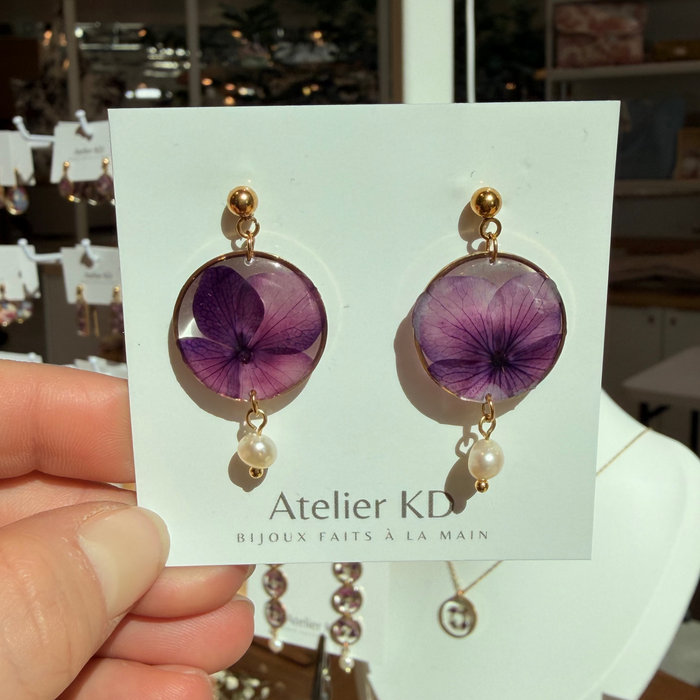 Boucles d'oreilles Lili- Hortensia et perle (rond 25mm)
