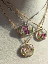 Load and play video in Gallery viewer, Round necklace - bouquet
